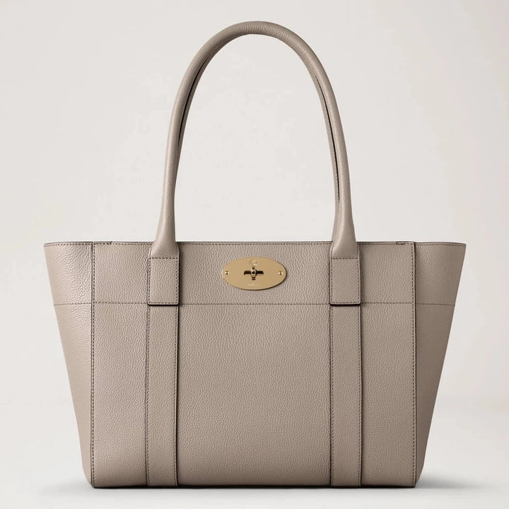 Mulberry Bayswater 9 to 5 Small Classic Grain Cashmere Taupe, elegante Handtasche aus hellgrauem Leder mit goldener Schnalle. Modell HH9831205F924