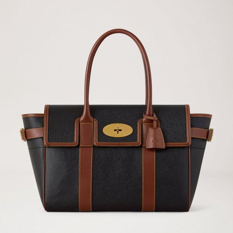 Mulberry Bayswater Black and Cognac Bio-based Scotchgrain zeigt eine geräumige schwarze Tasche mit braunen Details. Modell HH0014127A340