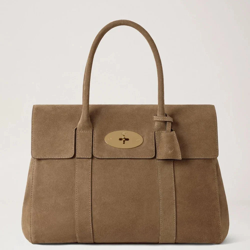Mulberry Bayswater Salcombe Sand Suede zeigt eine sandfarbene Wildlederhandtasche mit goldener Schnalle. Modell HH9882047P705