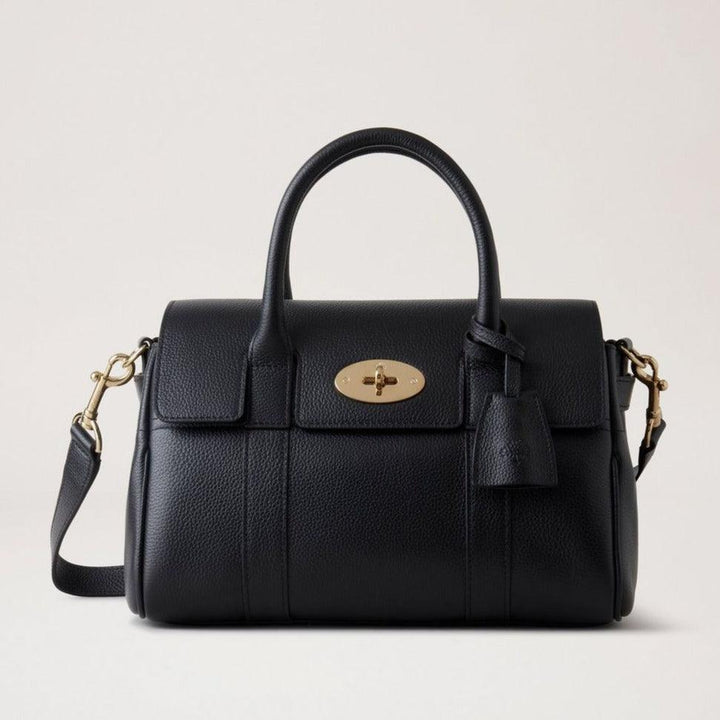 Mulberry Bayswater Satchel Black Small Classic Grain zeigt eine elegante Handtasche aus schwarzem Leder mit goldener Hardware. Modell HH9216205A100.
