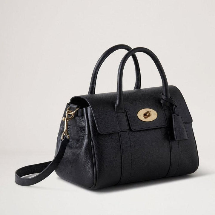 Mulberry Bayswater Satchel Black Small Classic Grain zeigt eine schwarze Ledertasche mit goldener Schnalle und Schulterriemen. Modell HH9216205A100