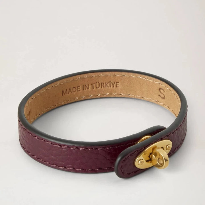 Mulberry Bayswater Dünnes Armband Black Cherry aus dunkelrotem Leder mit goldener Schnalle, von der Seite gesehen. Modell QB2390205K560