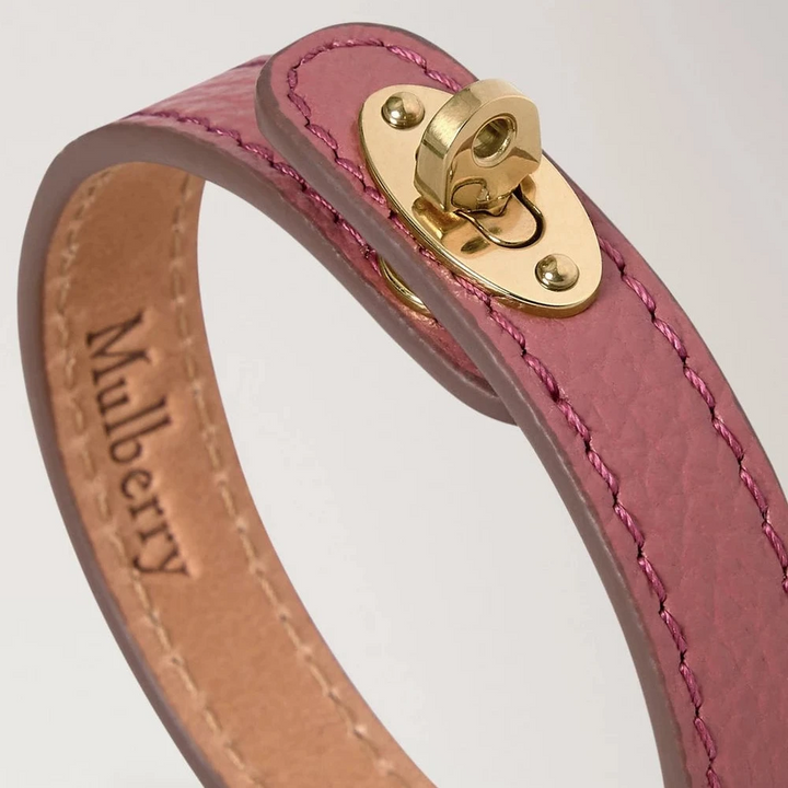 Mulberry Bayswater Dünnes Armband Pink Scrumpy aus rosa Leder mit goldener Metallschnalle, Detail. Modell qb2390205j647-001.