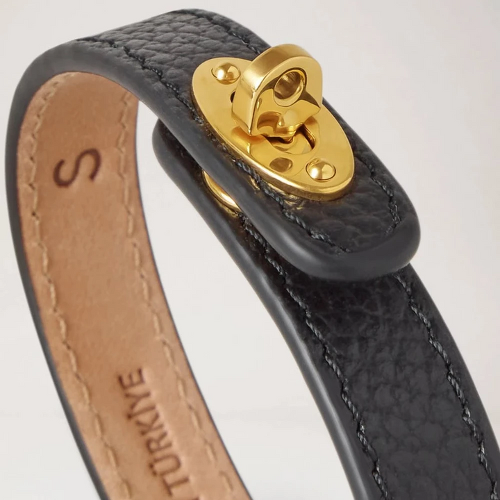 Mulberry Bayswater Dünnes Lederarmband, schwarzes Lederarmband mit goldenem Verschluss, Detail. Modell QB2390205A100-001