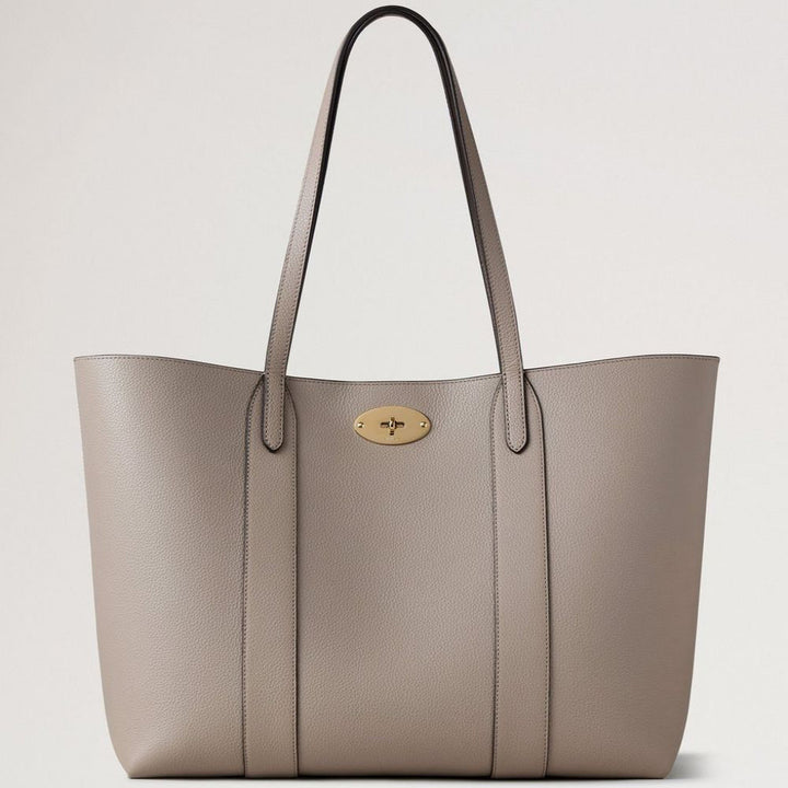 Mulberry Bayswater Tote Cashmere Taupe Small Classic Grain zeigt eine taupefarbene Ledertasche mit goldener Schnalle, Modell hh5727205f924.