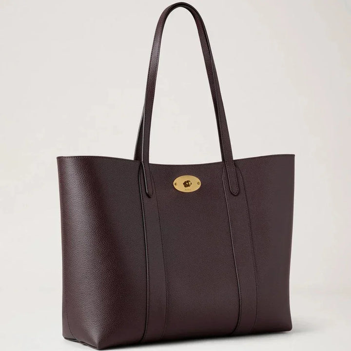 Mulberry Bayswater Die Tote Ebony Small Classic Grain besteht aus einer dunkelbraunen Ledertasche mit goldfarbenem Verschluss. Modell HH5727205A110