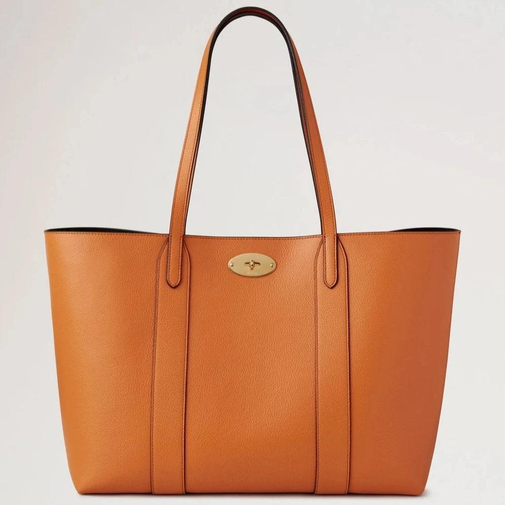 Mulberry Bayswater Die Tote Small Classic Grain Sunset präsentiert eine geräumige orangefarbene Ledertasche mit goldenen Details. Modell hh7436205n691