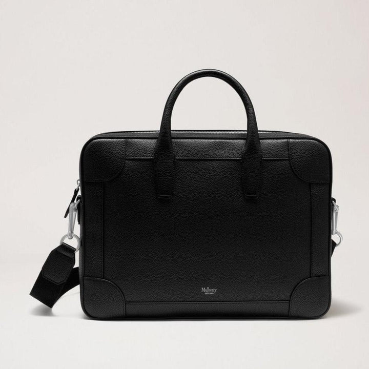 Mulberry Der Belgrave Single Document Holder Small Classic Grain Black präsentiert einen eleganten Dokumentenhalter aus schwarzem Strukturleder mit Schultergurt. Modell hh4356205a100