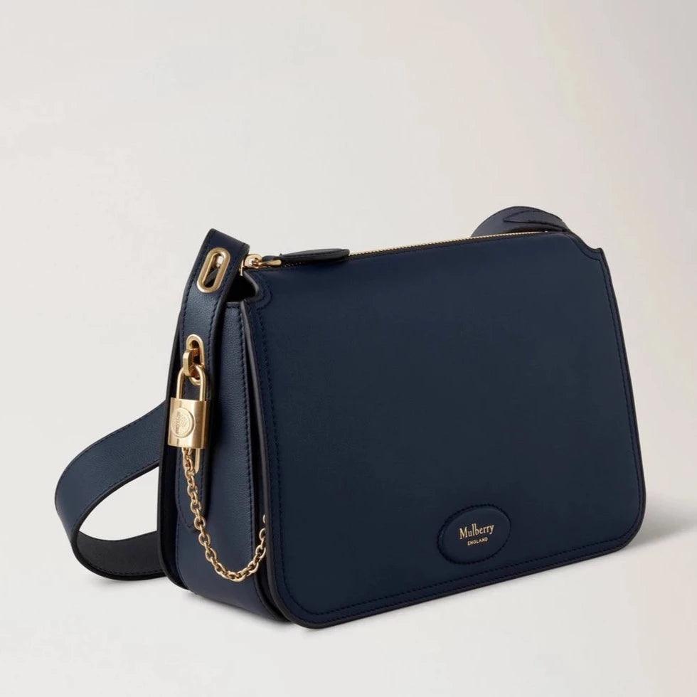 Mulberry Billie Night Sky Micro Classic Grain mit goldenen Details und Reißverschluss aus dunkelblauem Leder. Modell HH9260587U888