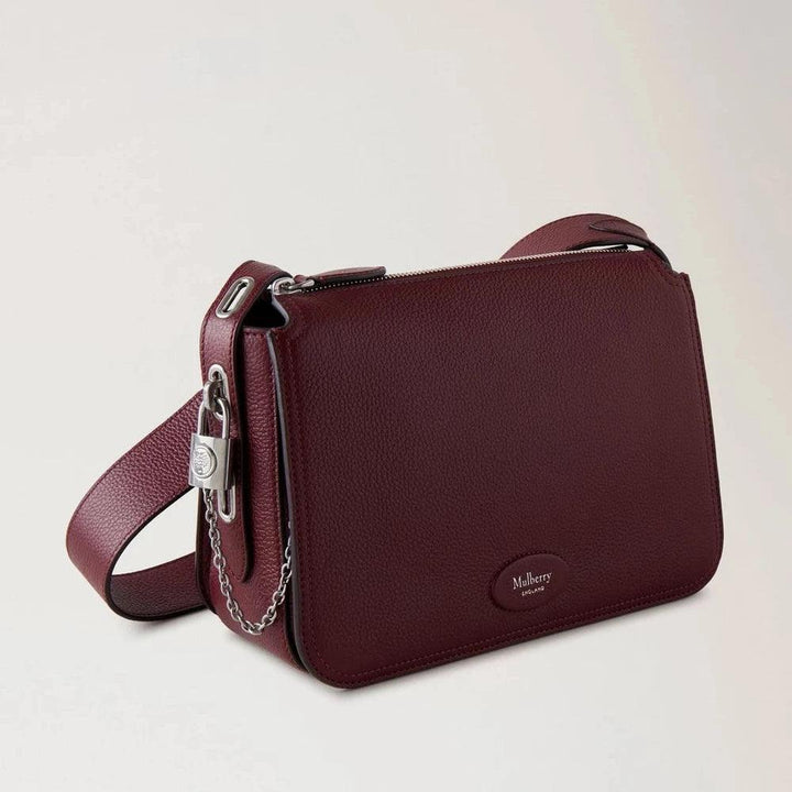 Mulberry Billie Small Classic Grain Black Cherry Umhängetasche aus dunkelrotem Leder mit silbernen Details. Modell hh8301205k560.