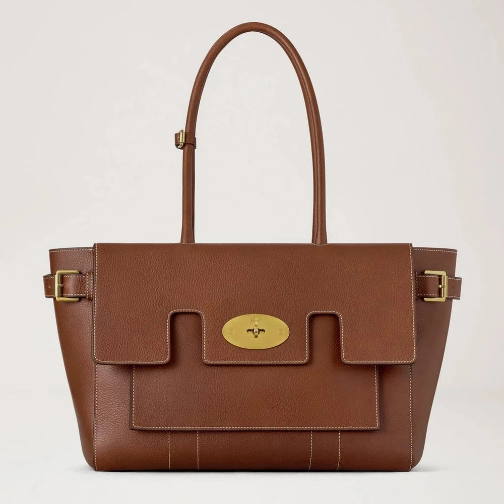 Mulberry Schnalle Bayswater Eiche NVT zeigt eine große braune Ledertasche mit goldenen Schnallen und hellen Nähten. Modell HH9964730G110