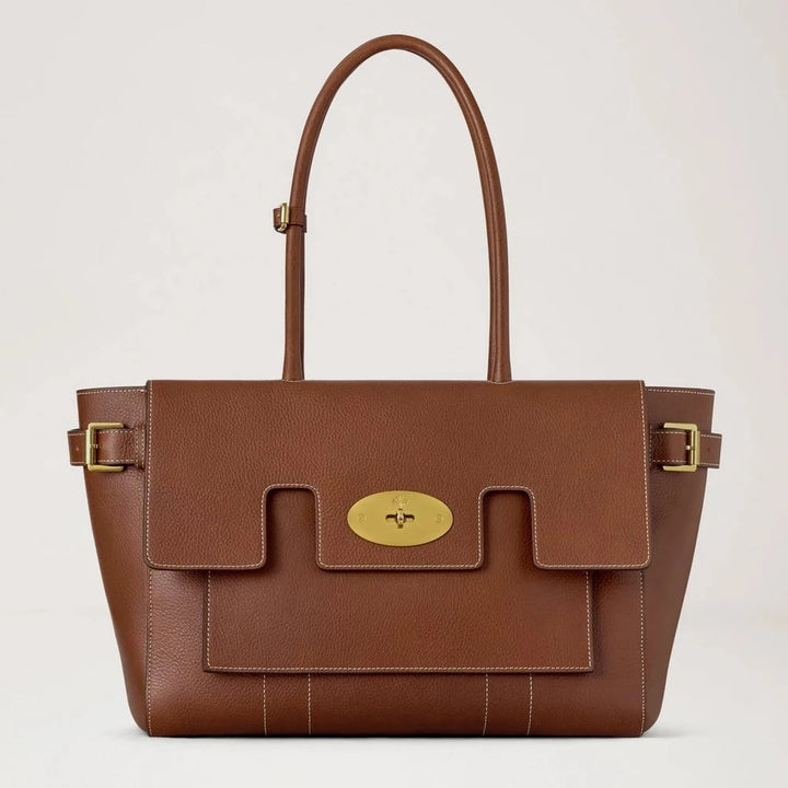 Mulberry Schnalle Bayswater Eiche NVT zeigt eine große braune Ledertasche mit goldenen Schnallen und hellen Nähten. Modell HH9964730G110