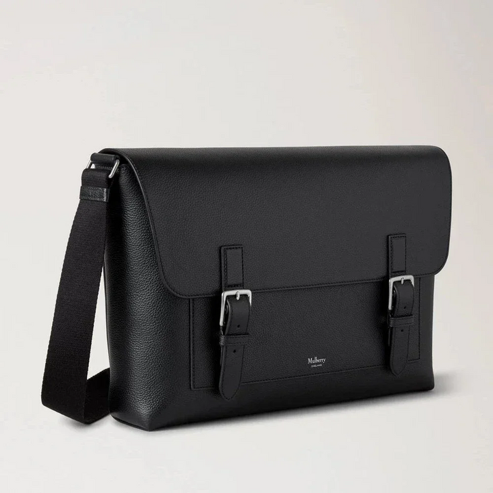 Mulberry Chiltern Crossbody Messenger Black Small Classic Grain zeigt eine schwarze Umhängetasche aus genarbtem Leder mit Schnallen vorne. Modell hh9785205a100