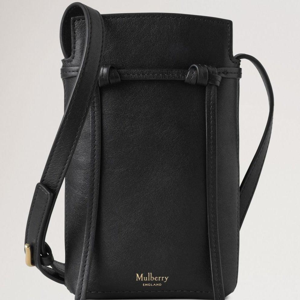 Mulberry Die Clovelly Phone Pouch Refined Flat Calf Black verfügt über eine elegante Umhängetasche aus schwarzem Leder mit goldenem Text, Modell RL8072635A100.