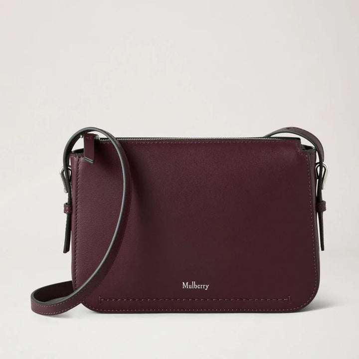 Mulberry Clovelly Pouch Black Cherry Micro Classic Grain zeigt eine elegante dunkelbraune Ledertasche mit verstellbarem Riemen. Modell RL8729587K560.