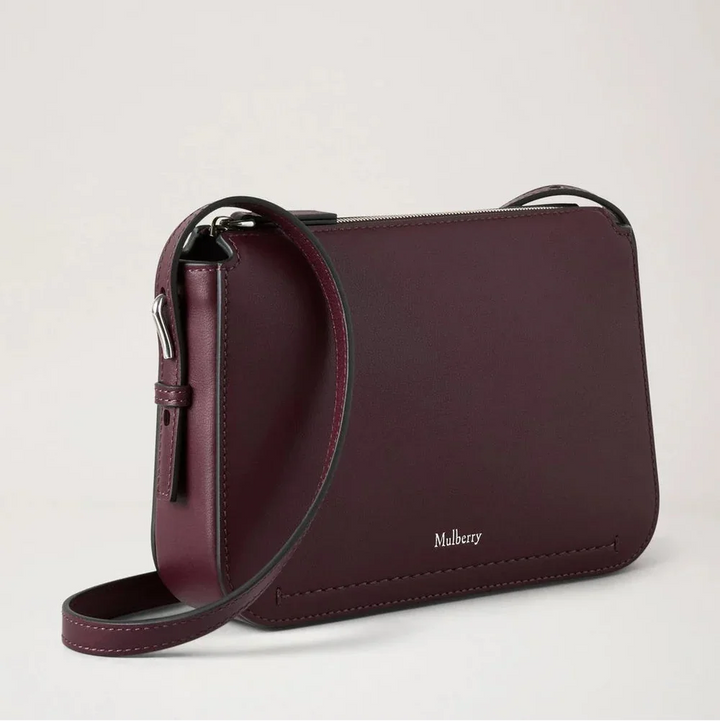 Mulberry Clovelly Pouch Black Cherry Micro Classic Grain zeigt eine elegante dunkelrote Ledertasche mit verstellbarem Riemen. Modell RL8729587K560.