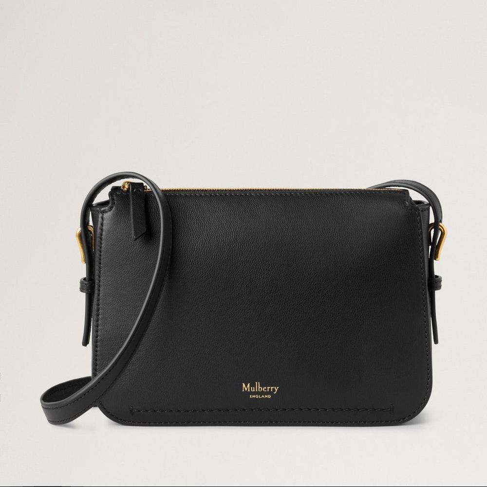Mulberry Die Clovelly Pouch Micro Classic Grain Black präsentiert eine schwarze Lederclutch mit goldenen Details. Modell RL8729587A100
