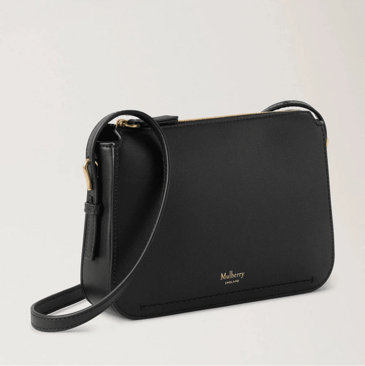 Mulberry Clovelly Pouch Micro Classic Grain Black zeigt eine elegante schwarze Lederclutch mit verstellbarem Riemen, Modell RL8729587A100.