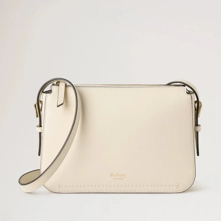 Mulberry Clovelly Pouch Micro Classic Grain Eggshell zeigt eine kleine Clutch aus leichtem Leder mit verstellbarem Riemen. Modell RL8729587H687.