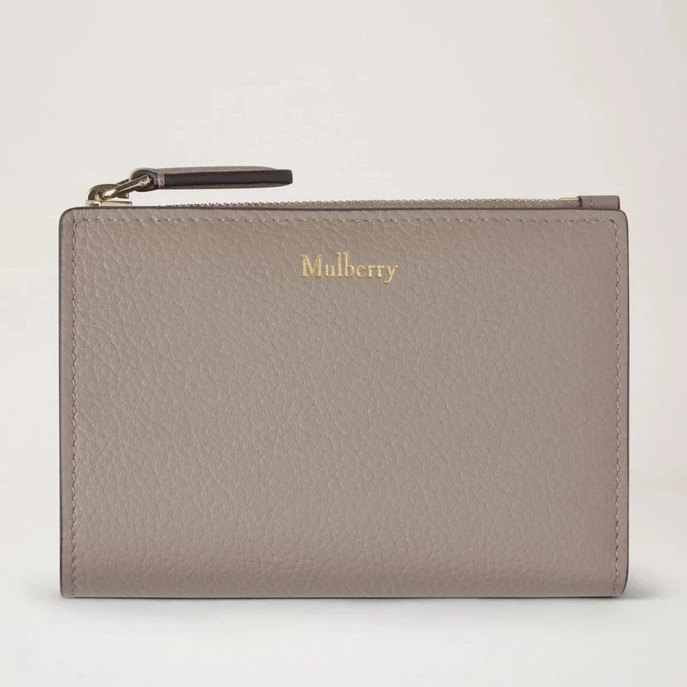 Mulberry Continental Bifold-Geldbörse mit Reißverschluss aus kaschmirfarbenem Leder in Taupe, Vorderansicht. Modell RL8045205F924.