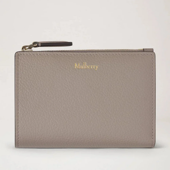 Mulberry Continental Bifold-Geldbörse mit Reißverschluss aus kaschmirfarbenem Leder in Taupe, Vorderansicht. Modell RL8045205F924.