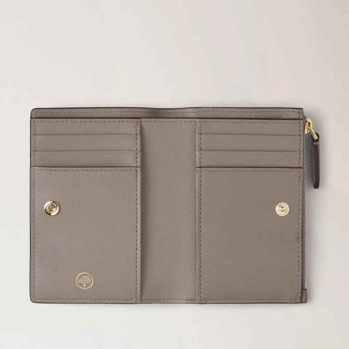 Mulberry Continental Bifold-Geldbörse mit Reißverschluss aus Kaschmir-Taupe-Leder, offen mit Taschen und Kartenfächern. Modell RL8045205F924