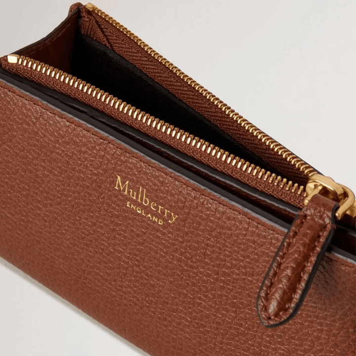Mulberry Continental Bifold-Geldbörse mit Reißverschluss, Eiche, zweifarbig, kleine klassische Maserung, aus der Nähe gesehen, braune Lederbrieftasche mit goldenen Details. Modell RL8282552G110.
