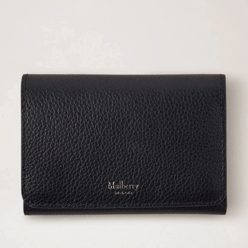 Mulberry Continental Trifold Card Holder schwarz aus schwarzem geprägtem Leder, von vorne gesehen in einer Studioumgebung. Modell rl6824205a100