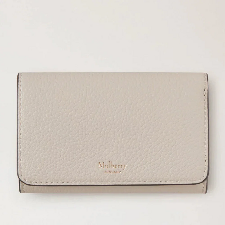 Mulberry Continental Trifold Chalk Small Classic Grain, Vorderansicht einer beigefarbenen Lederbrieftasche mit dezentem Logo. Modell RL6824/205W160