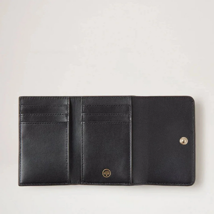 Mulberry Continental Trifold Chalk Small Classic Grain Portemonnaie aus schwarzem Leder mit dreifach gefaltetem Design und Kartenfächern. Modell RL6824205W160