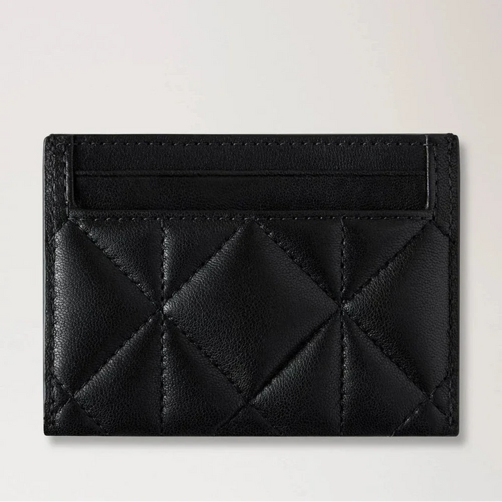 Mulberry Credit Card Slip Black Quilting zeigt ein schwarzes Kartenetui aus Leder mit Steppmuster. Modell RL8898676A100