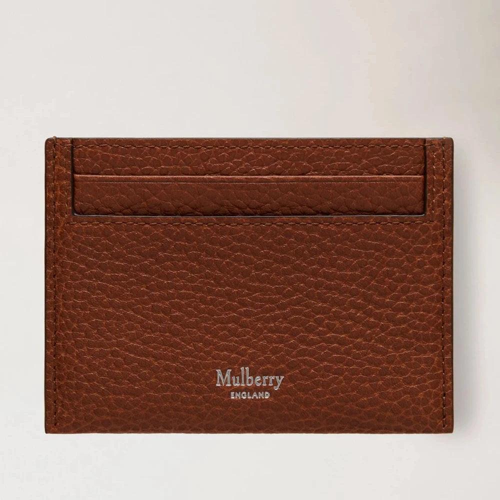 Mulberry Credit Card Slip Oak Small Classic Grain zeigt ein braunes Kartenetui aus geprägtem Leder. Modell RL7422552G110