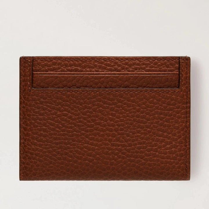 Mulberry Credit Card Slip Oak Small Classic Grain zeigt die Vorderseite eines braunen Kartenetuis aus geprägtem Leder. Modell rl7422552g110.