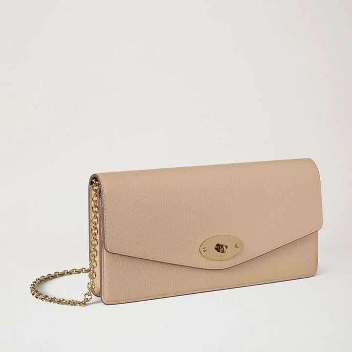 Mulberry Darley Clutch Crumpet Small Classic Grain zeigt eine hellbeige Clutch aus geprägtem Leder mit goldenem Kettenriemen, Modell RL8971/205W577.