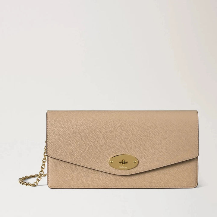 Mulberry Darley Die Clutch Crumpet Small Classic Grain präsentiert eine beige Clutch aus geprägtem Leder mit goldenem Kettenriemen und glänzendem Metallverschluss. Modell RL8971205W577.