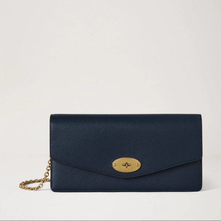 Mulberry Darley Clutch Small Classic Grain Night Sky zeigt eine elegante Clutch aus dunkelblauem Leder mit goldener Kette und Verschluss. Modell rl8971205u888