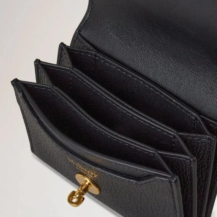 Mulberry Darley Die Concertina Wallet Small Classic Grain Black bietet ein geräumiges schwarzes Lederinterieur mit goldenen Details. Modell RL8064205A100.