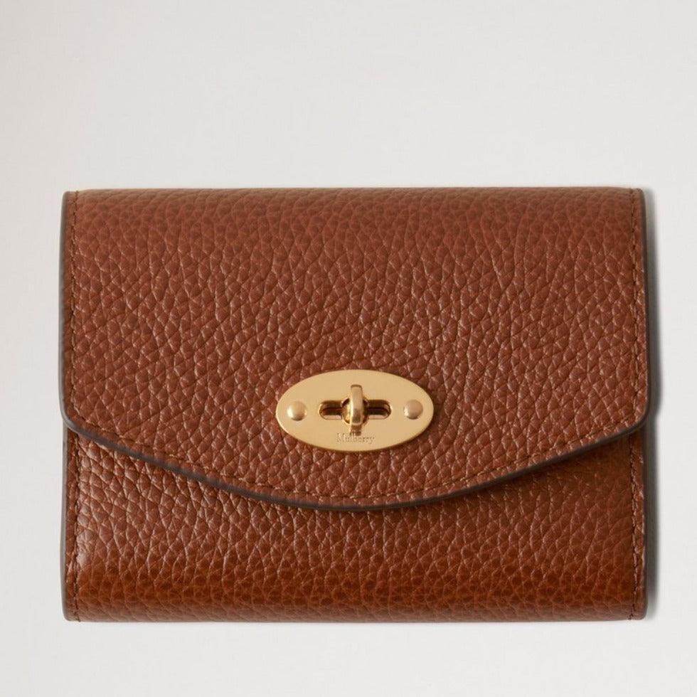 Mulberry Darley Concertina Wallet Small Classic Grain Oak, braunes Lederportemonnaie mit goldfarbener Schnalle. Modell RL8284552G110.