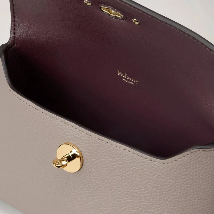 Mulberry Darley Kosmetiktasche Kaschmir Taupe Small Classic Grain, Detail einer offenen Ledertasche, Modell RL5077/205F924