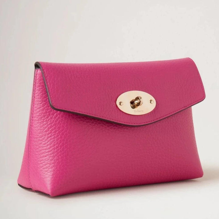 Mulberry Darley Kosmetiktasche mit grober Körnung Mulberry Pink zeigt eine rosafarbene Clutch aus Leder mit goldfarbenem Verschluss. Modell RL6544736J191.