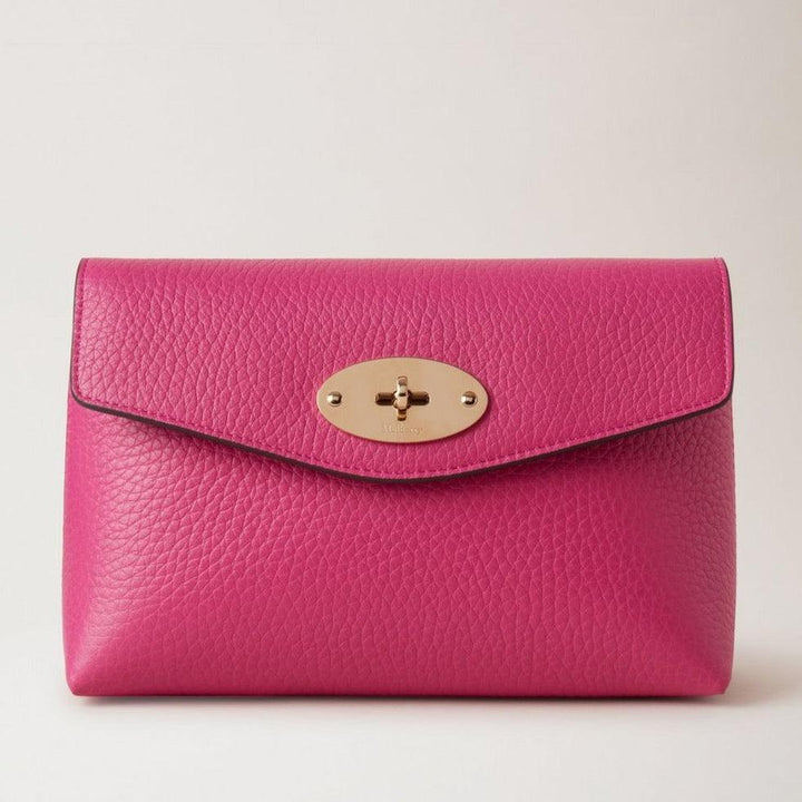 Mulberry Darley Kosmetiktasche mit grober Körnung Mulberry Pink zeigt eine rosafarbene Kosmetiktasche aus grob genarbtem Leder mit goldfarbenem Drehverschluss. Modell RL6544736J191.