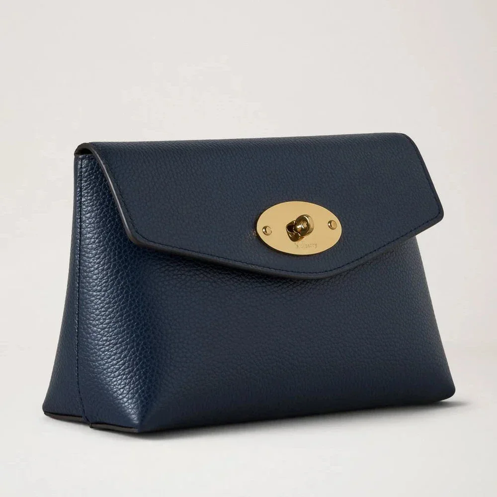 Mulberry Darley Kosmetiktasche Night Sky Small Classic Grain aus dunkelblauem Leder mit goldenen Details. Modell RL5077/205U888