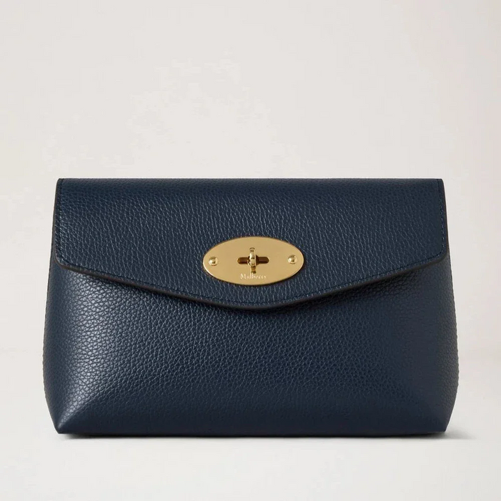 Mulberry Darley Kosmetiktasche Night Sky Small Classic Grain erscheint in dunkelblauem Leder mit goldenem Verschluss. Modell rl5077205u888.