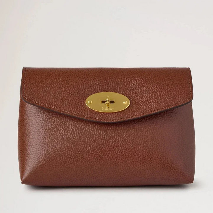 Mulberry Darley Kosmetiktasche Oak Small Classic Grain, von vorne dargestellt, aus braunem Leder mit goldfarbenem Verschluss. Modell RL8861552G110