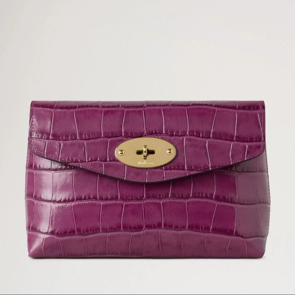 Mulberry Darley Die Kosmetiktasche Orchid Bloom Shiny Small Croc ist in lila glänzendem Krokodilleder mit goldener Schnalle abgebildet. Modell RL8187641J512