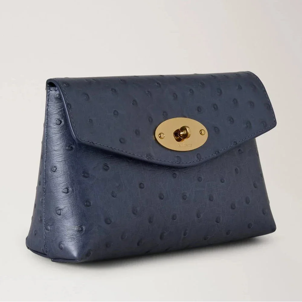 Mulberry Darley Cosmetic Pouch Ostrich Stormy Blue zeigt eine blaue Kosmetiktasche aus geprägtem Leder mit einer goldfarbenen Schnalle. Modell RL8933738U918.