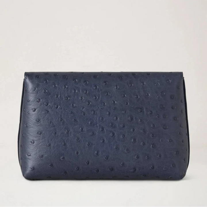 Mulberry Darley Kosmetiktasche Ostrich Stormy Blue von vorne gesehen, aus geprägtem blauem Leder. Modell RL8933738U918.