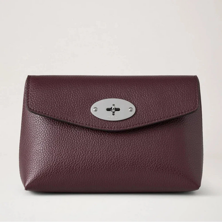 Mulberry Darley Kosmetiktasche Small Classic Grain Black Cherry aus dunkelviolettem Leder, Vorderseite mit silbernen Details. Modell RL5077205K560.