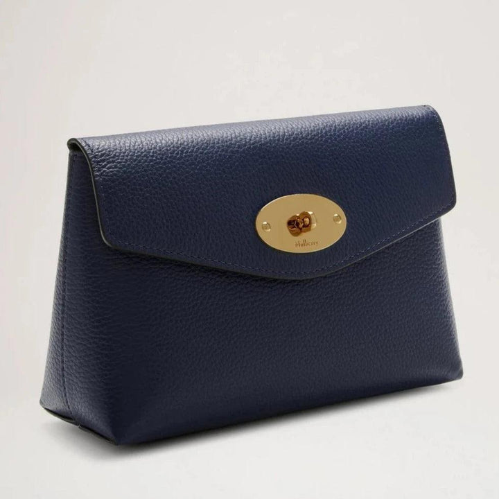 Mulberry Darley Kosmetiktasche Small Classic Grain Bright Navy mit strukturiertem Leder und goldenem Verschluss. Modell RL5077205U680