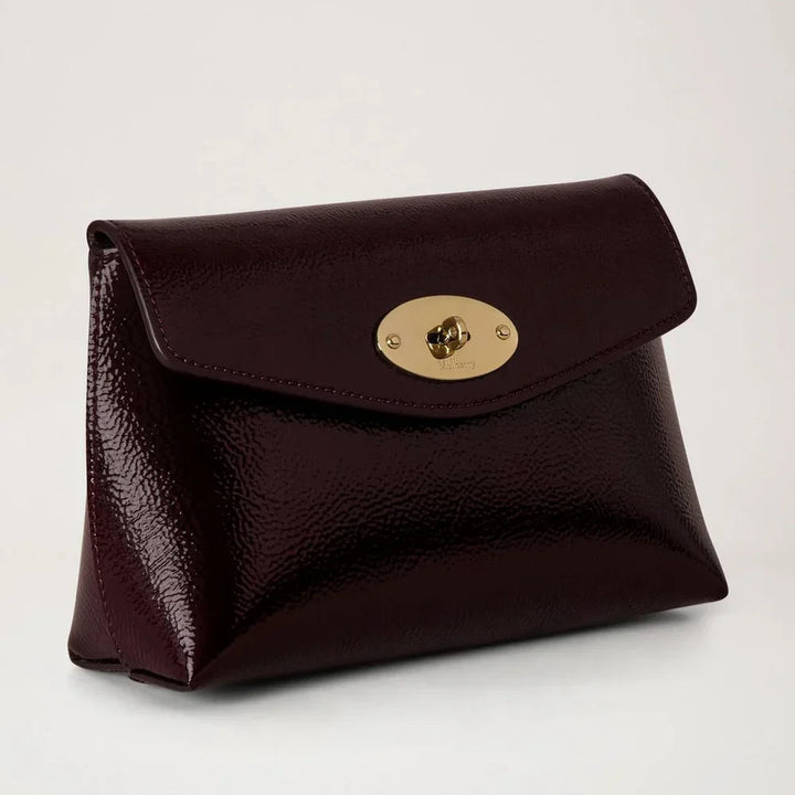Mulberry Darley Der Kosmetikbeutel Deep Aubergine Patent verfügt über einen glänzenden, dunkelvioletten Kosmetikbeutel mit goldener Schnalle. Modell rl8932737v697.